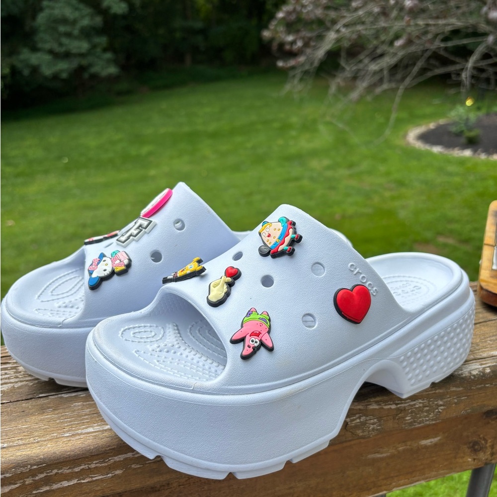 CROCS Light Gray Platform Clogs with Fun Charms in excellent condition M 5. /W 7 - Picture 10 of 11